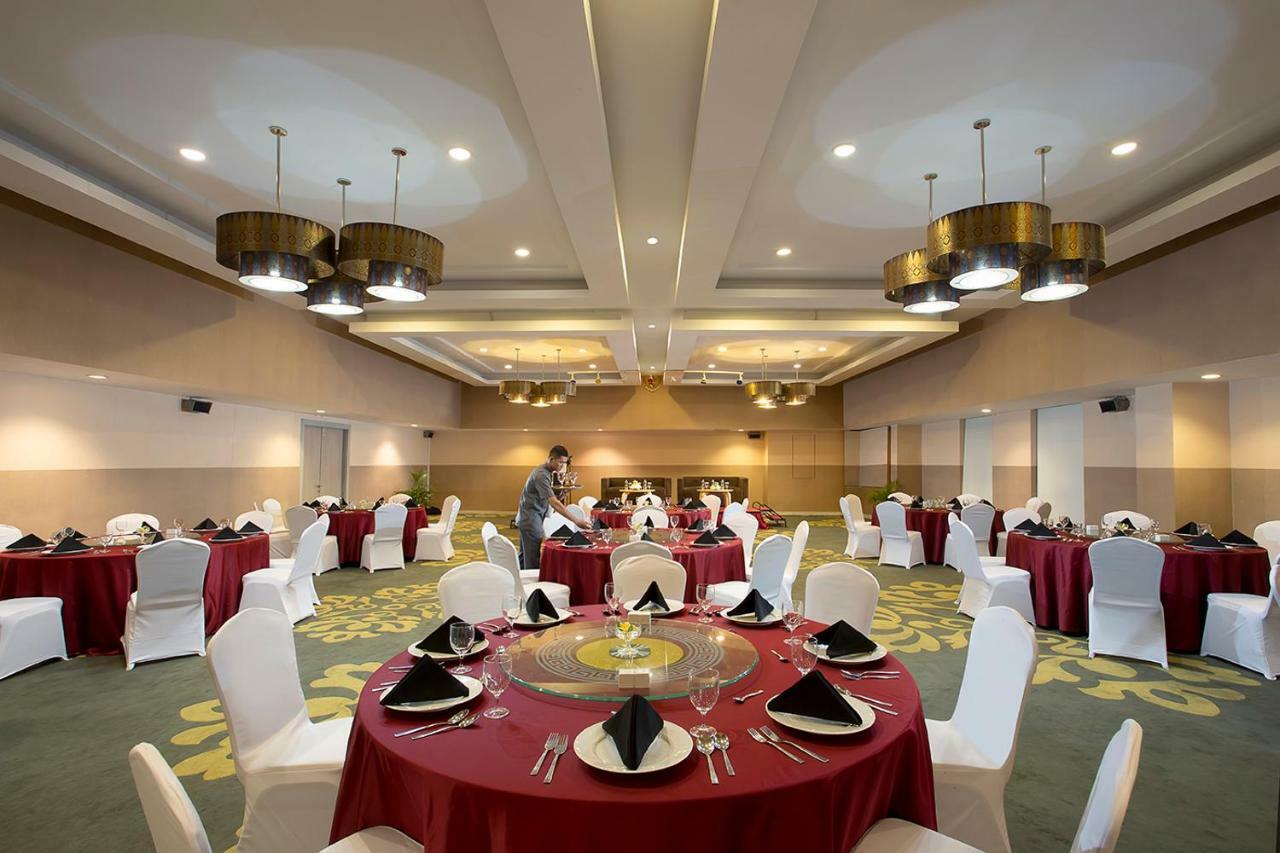 Khas Pekanbaru Hotel Экстерьер фото